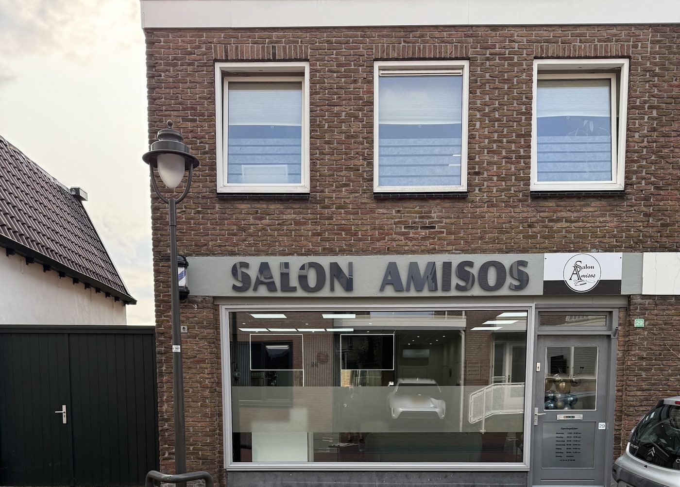 De gevel van Kapper Amisos aan de Ootmarsumsestraat 29 in Oldenzaal