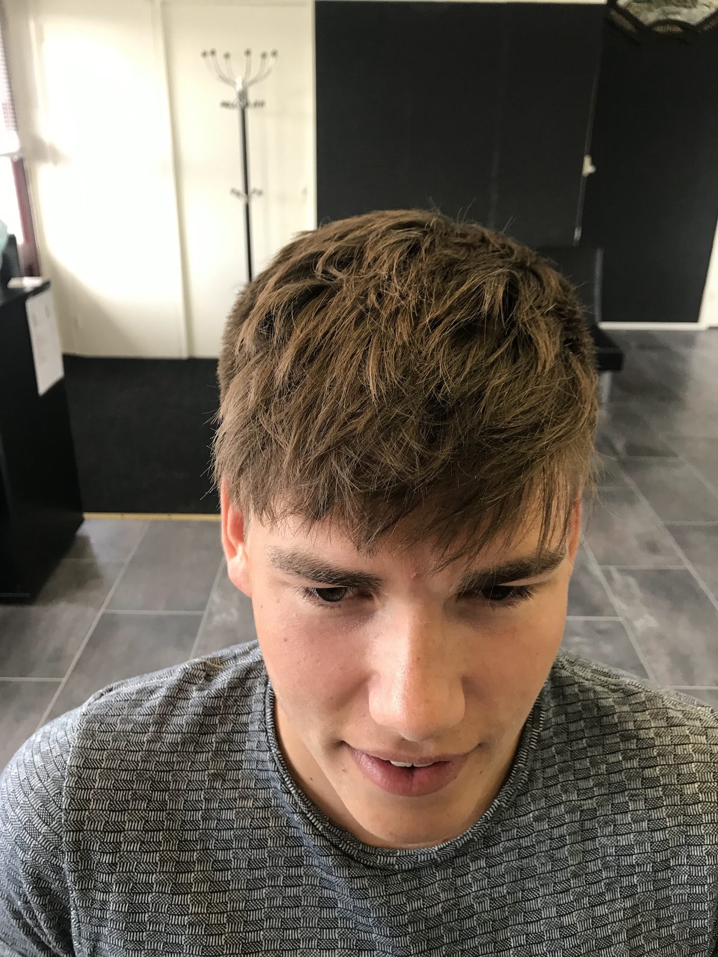 Kort haar met een los voorhoofdspony, in de stoel